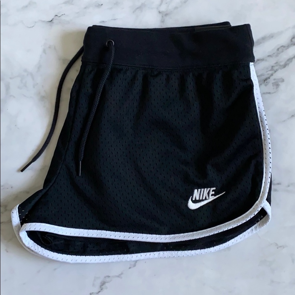 Nike Women’s Standard Fit Shorts